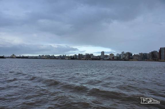 A cidade de Porto Alegre, a capital do Rio Grande do Sul. vista do barco em que navegávamos pelo lago Guaíba
